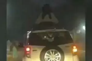 Serem Ada sosok putih berambut panjang nangkring di atap mobil 