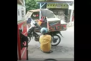 Penjual es minta tukar dagangannya dengan bensin, kisah bikin haru