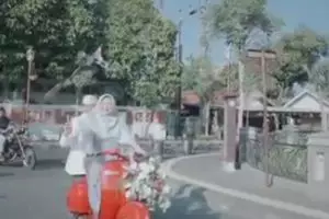 Ibu boncengkan anak menikah pakai Vespa, kisahnya mengharukan