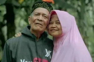 Momen sendu kakek curhat di makam istri, bikin terenyuh