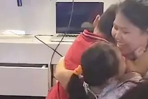 Momen haru ibu sambung pertemukan tiga anak angkatnya