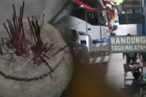 MAKAM KERAMAT DI TENGAH TERMINAL GIWANGAN
