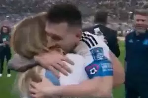 Momen haru Lionel Messi dipeluk sang ibu usai Argentina juarai Piala D