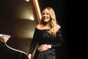 Momen Adele terharu melihat fans dari Indonesia tonton konsernya di La