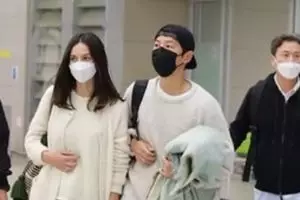 Song Joong Ki resmi menikah dengan Katy Louise Saunders