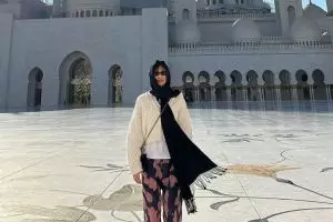 Heboh Jennie Blackpink tampil berhijab saat kunjungi masjid di Abu Dha