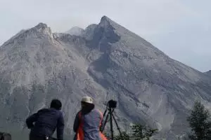 ADA PASAR SETAN DI LERENG GUNUNG