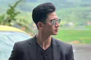 Viral aksi Verrell Bramasta mandi pakai air mineral