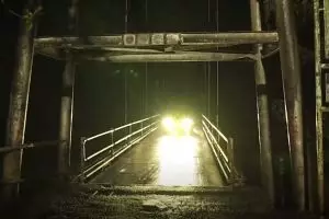 JEMBATAN GANTUNG KALI BOYONG LINTASAN LAMPOR DAN DIHUNI POCONG MERAH