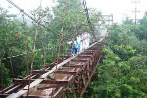 Semangat belajar, anak desa ini lintasi jembatan berbahaya ke sekolah