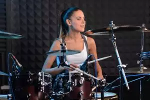 Ini 10 alasan kenapa kamu harus punya cewek seorang drumer