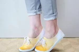 DIY: Bikin sepatu lamamu jadi keren dengan teknik ombre