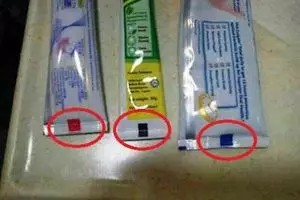 Ini rahasia tersembunyi tanda warna di bawah kemasan pasta gigi