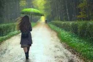 Jangan dengar lagu ini pas hujan kalau kamu nggak pengen galau!