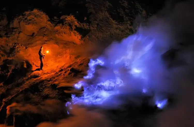VIDEO: Menakjubkan! Ini penampakan pesona lava biru dari Kawah Ijen
