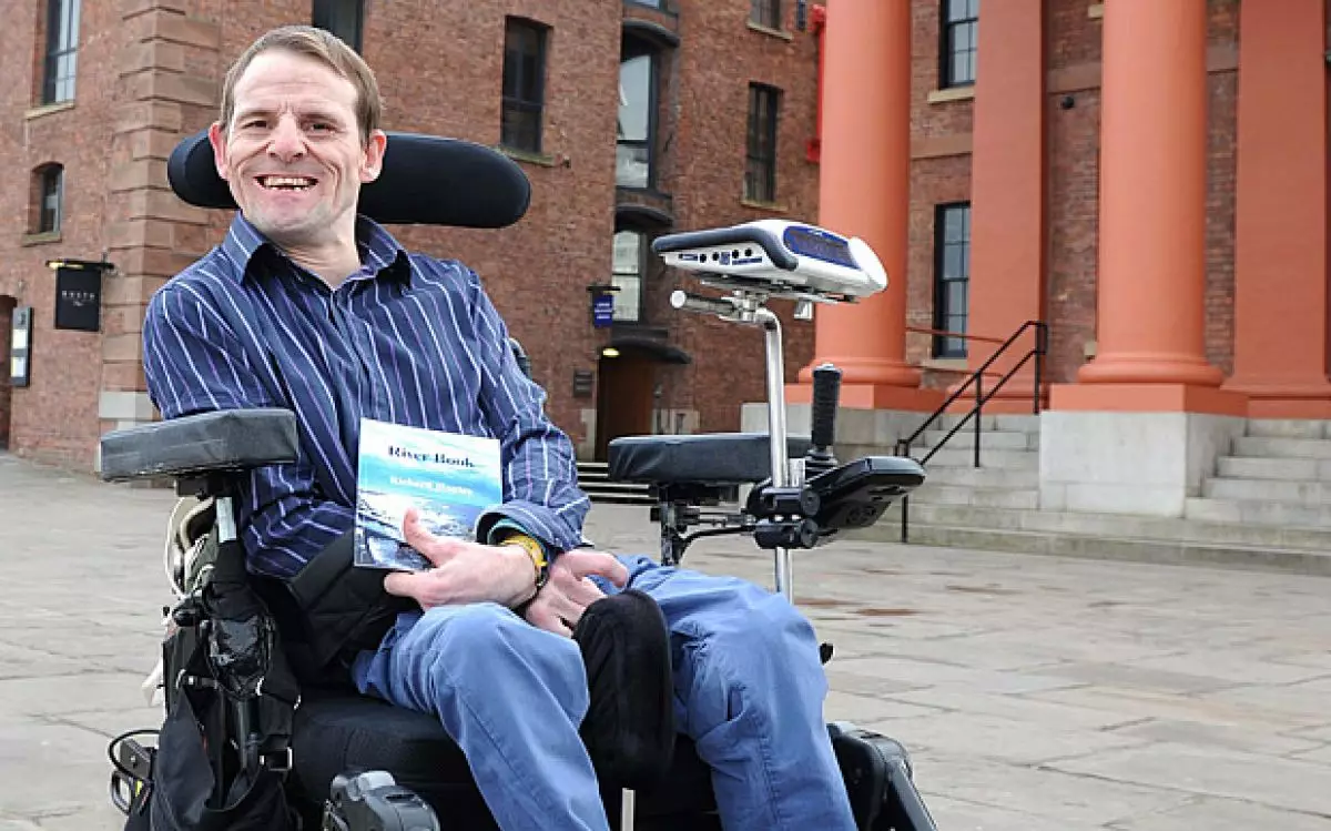 Pria yang mengalami kelumpuhan otak ini menulis buku dengan hidung