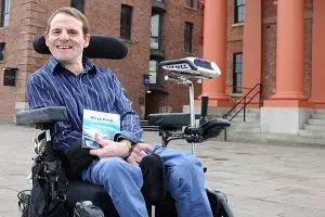 Pria yang mengalami kelumpuhan otak ini menulis buku dengan hidung