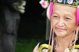 Unik, wanita suku Dayak merasa cantik dengan telinga panjang