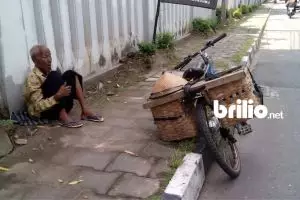 Tak kuat berjalan, Mbah To terpaksa istirahat di trotoar