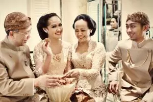 4 Tradisi pernikahan unik Indonesia, kawin colong sampai kawin culik