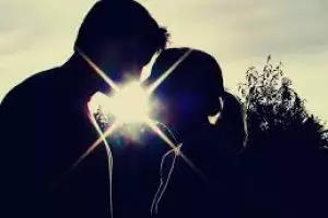 10 Tips sukses biar momen ciuman pertamamu sukses