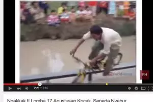 VIDEO: Menantangnya bersepeda di atas kolam