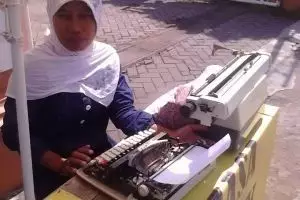 24 tahun Tiny buka jasa ketik manual untuk bisa hadiahi anak rumah