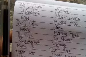 Demi motivasi cucu, tukang sol sepatu ini catat merek mobil pelanggan