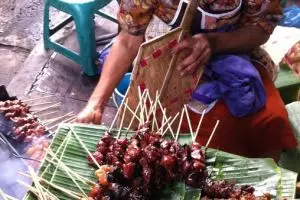 Sate kere Pasar Beringharjo, kepul asapnya aja enak apalagi rasanya