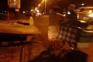 Kisah pria yang tiap malam menuntun sepeda dengan istri di boncengan