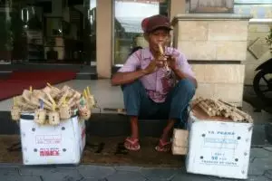 Tidur di emperan kantor, kakek ini 30 tahun jual mainan tradisional