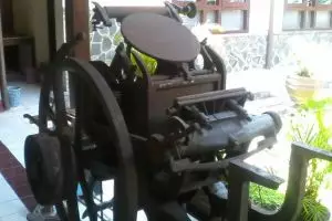 Ini mesin pengganda dokumen zaman dulu, layaknya mesin fotokopi