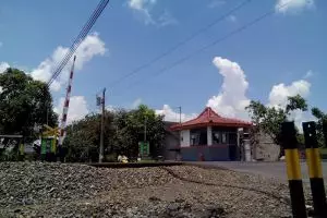 Suka duka penjaga rel kereta, jalan 8 km tiap hari demi kata 'aman'