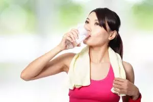 Ini alasan kenapa kamu nggak boleh minum sambil berdiri