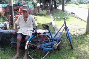 Kakek ini ngos-ngosan bersepeda 30 menit demi cari rumput di kuburan