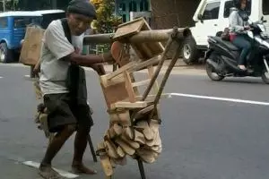 Pikul dagangan tanpa alas kaki, kakek ini taklukkan kerasnya hidup 