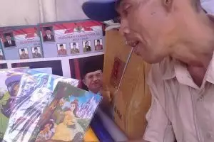 Bakti Udin ke ibu, 17 tahun jualan poster untuk penuhi keinginan ibu