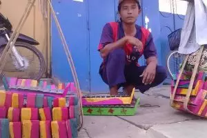 Pria ini tak lelah jalan kaki susuri Pulau Jawa jual gamelan mainan