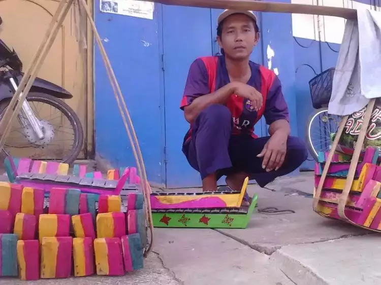 Pria ini tak lelah jalan kaki susuri Pulau Jawa jual gamelan mainan