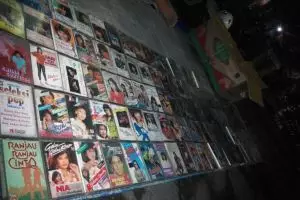 Keikhlasan bocah autis bantu ibunya jualan kaset pita jadul