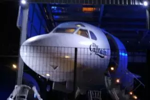 Serunya makan di kafe ini, serasa sambil sedang naik pesawat