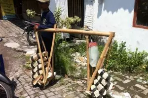 Pria ini bertahan 30 tahun jualan teklek, meski peminatnya kian turun