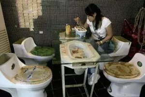 Ada-ada saja, kafe ini hadirkan sensasi makan di toilet