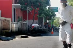 Isi masa pensiun, kakek 61 tahun rutin bersepatu roda keliling kota