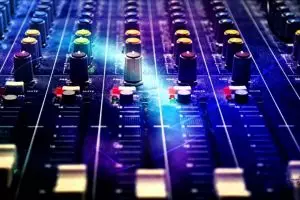 Ketika kamu merasa terpuruk ada baiknya dengerin 5 lagu EDM ini