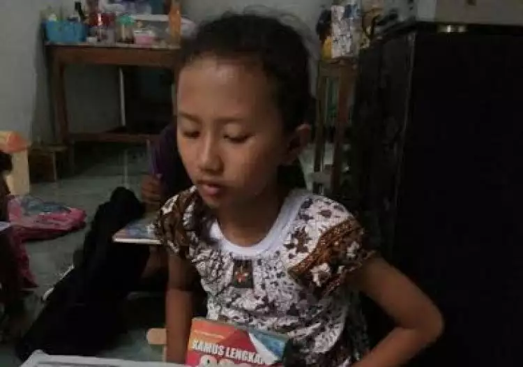 Elisa, bocah 11 tahun kerja membungkus gipang demi uang Rp 7.000