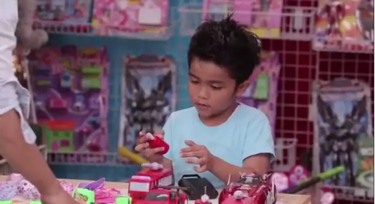 VIDEO: Lucunya anak kecil belajar jualan, tawar-menawar sampai ngambek