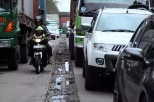 Tips menghadapi bus atau truk bagi pengendara mobil dan motor