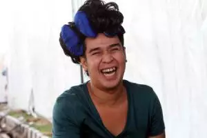 Kaos V-Neck menjadi terkenal juga karena Olga Syahputra