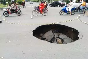 Geger! Lubang raksasa di tengah jalan ada di Indonesia